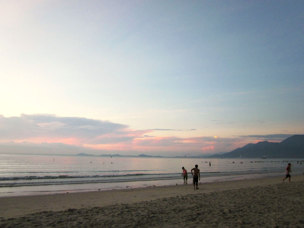 The beach in the morning is also very lively, with people swimming, exercising, and watching the sunrise